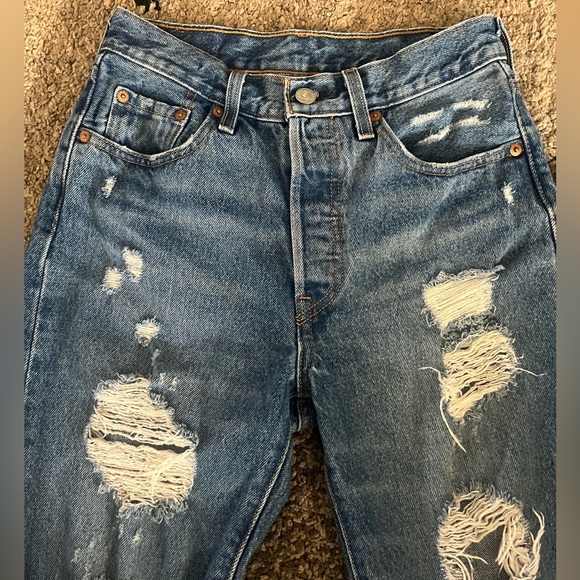 Woman’s Levi’s straight, mid rise, holy, Width:24 length:26 - Picture 3 of 5